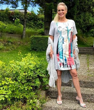 Dame med kjole med Jertrud Eikås motiv