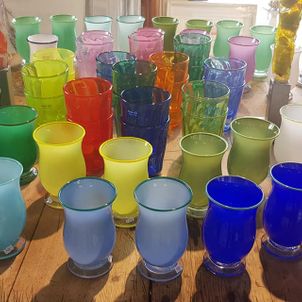 Assorterte stettglass i forskjellige farger hos Galleri Havstad AS