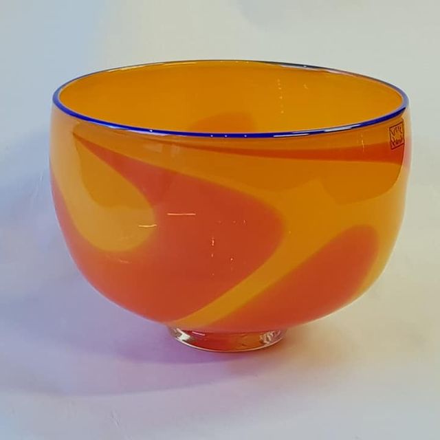Oransje håndlaget glassbolle fra Galleri Havstad AS