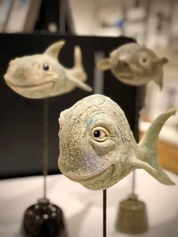 Skulpturer av morsomme fisker