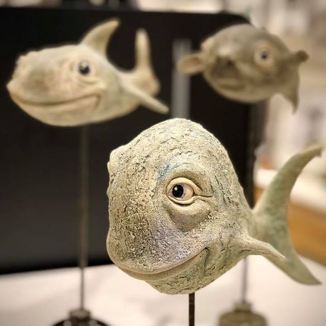 Skulpturer av morsomme fisker