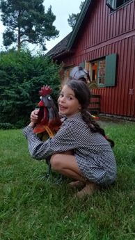 Jente som holder en Medusaskulptur