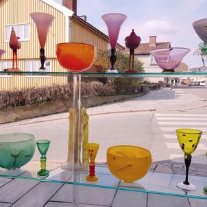 Stettglass og glassboller i utstillingsvinduet til Galleri Havstad AS