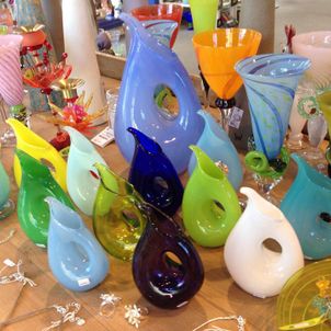 Glass og glassmugger hos Galleri Havstad AS